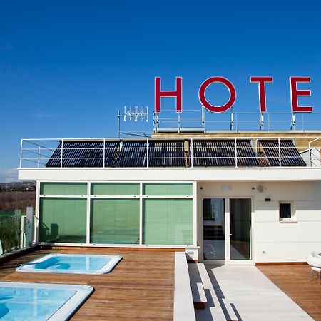 Breaking Business Hotel Mosciano SantʼAngelo Esterno foto
