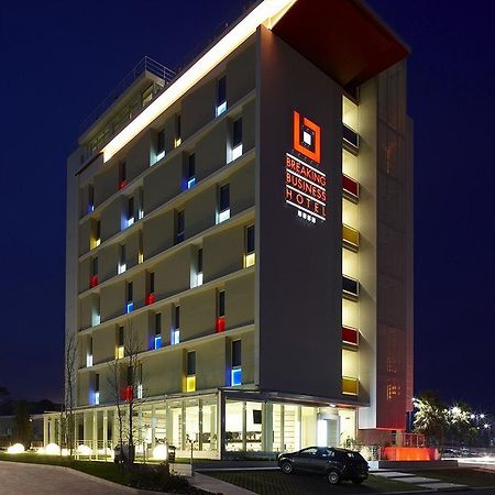 Breaking Business Hotel Mosciano SantʼAngelo Esterno foto