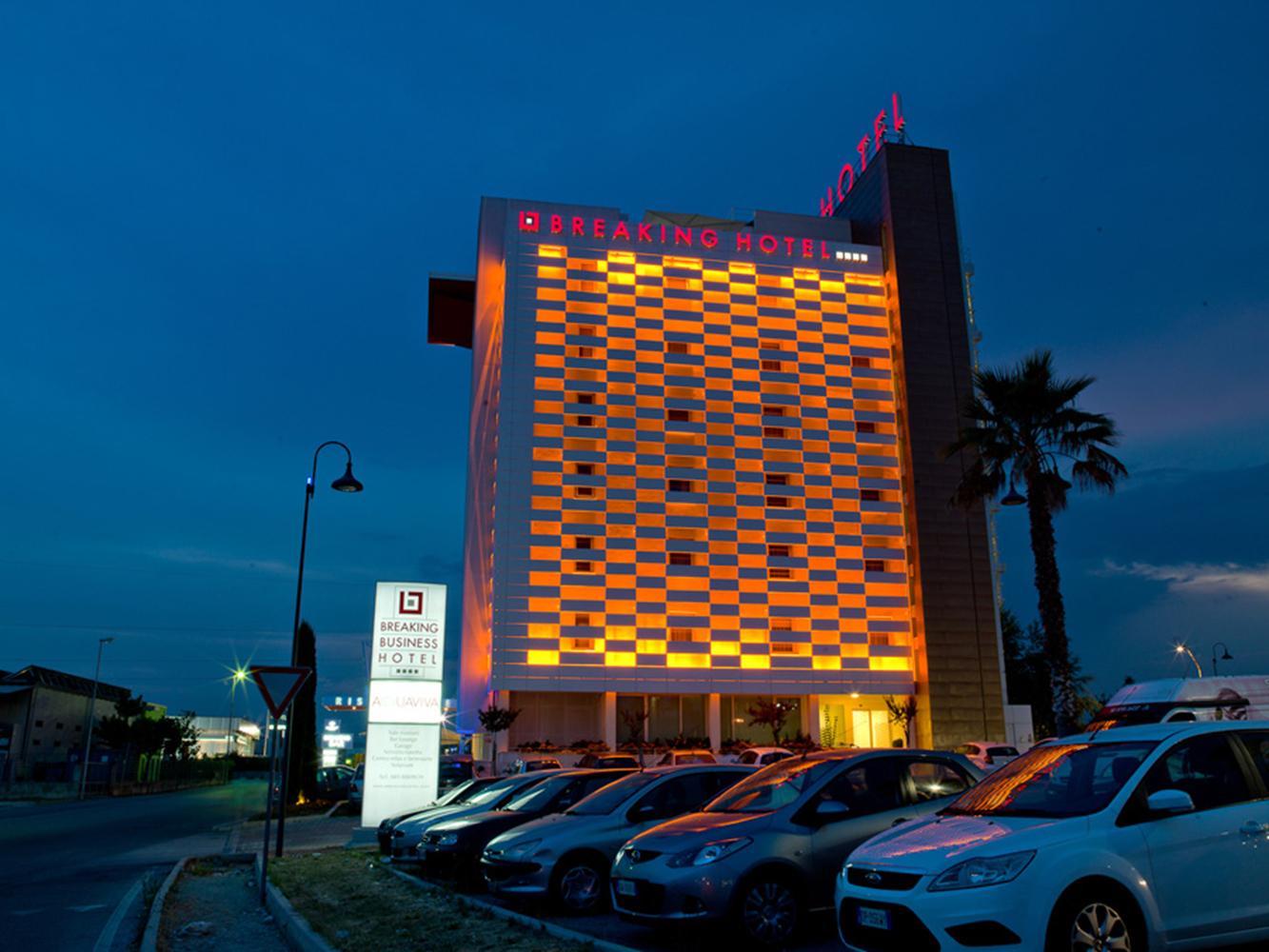Breaking Business Hotel Mosciano SantʼAngelo Esterno foto