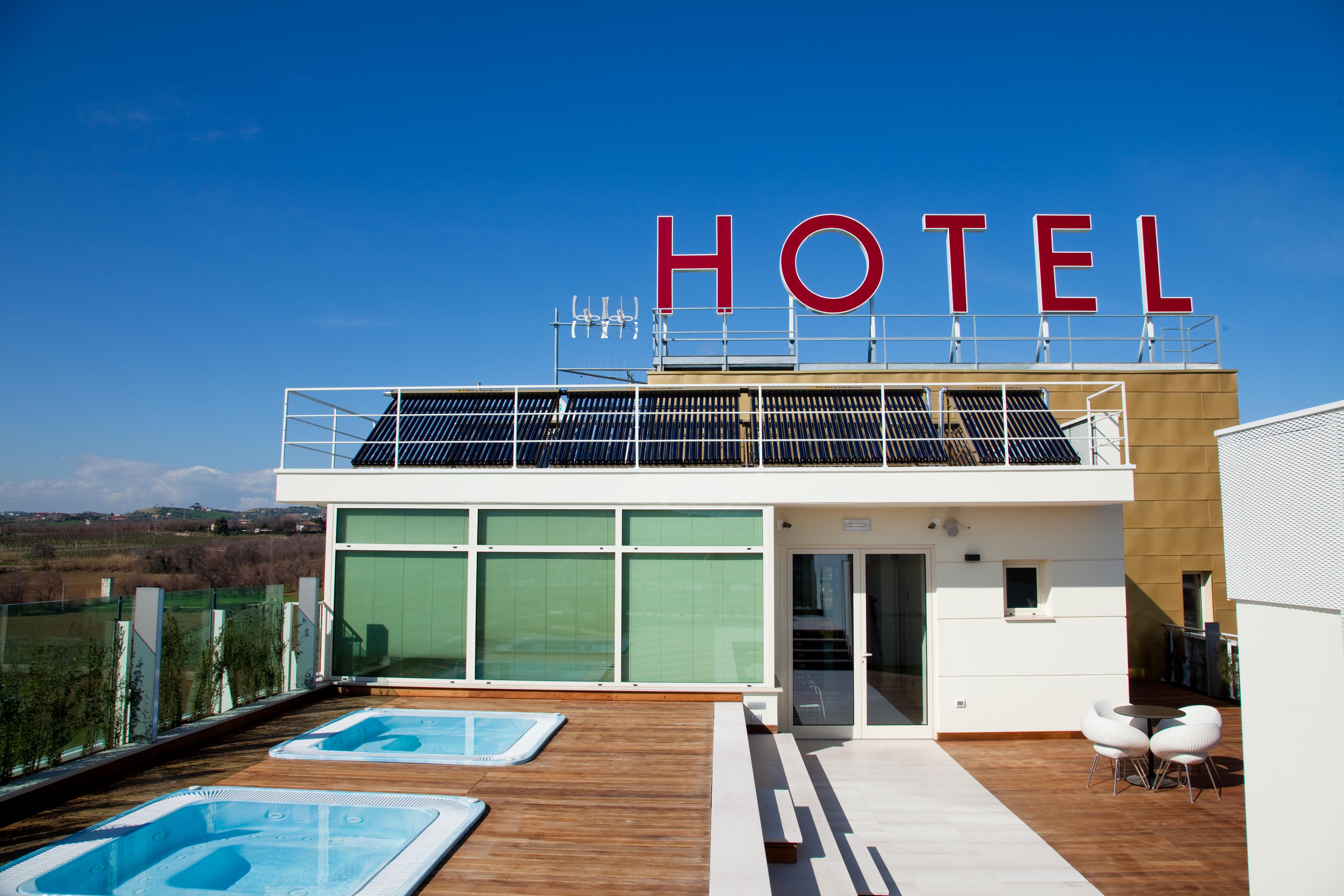 Breaking Business Hotel Mosciano SantʼAngelo Esterno foto