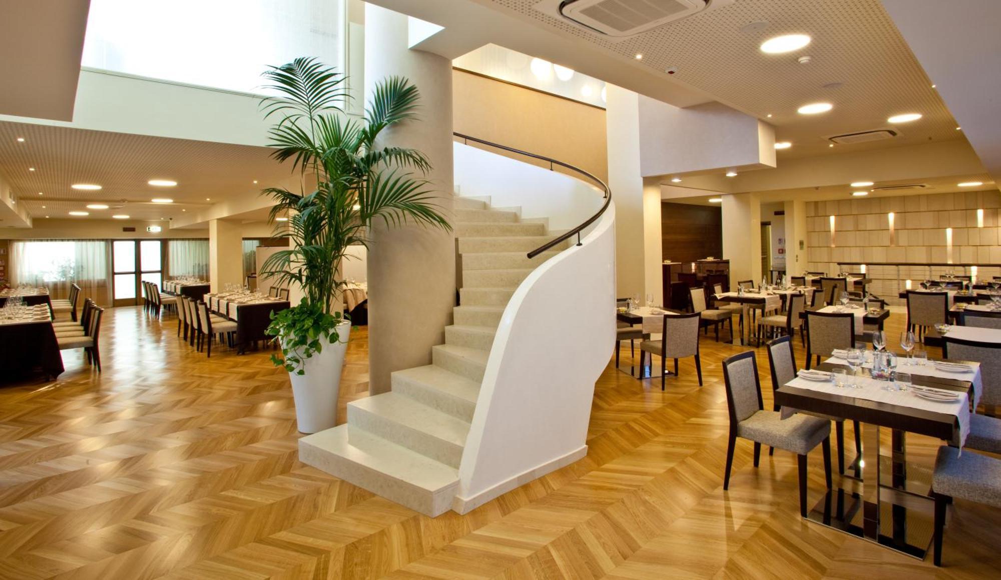 Breaking Business Hotel Mosciano SantʼAngelo Esterno foto
