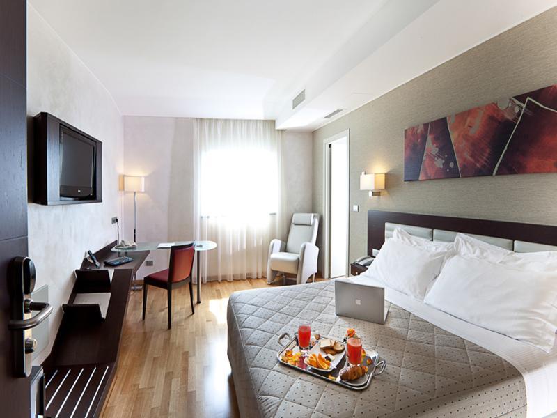 Breaking Business Hotel Mosciano SantʼAngelo Esterno foto