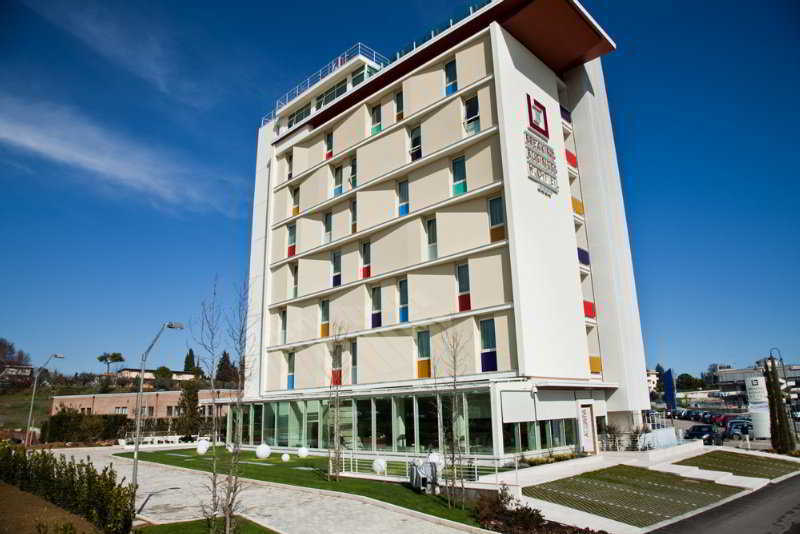 Breaking Business Hotel Mosciano SantʼAngelo Esterno foto