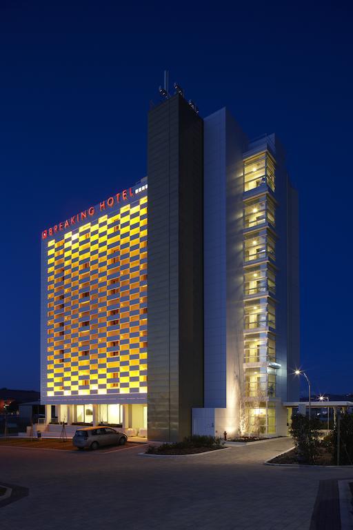 Breaking Business Hotel Mosciano SantʼAngelo Esterno foto