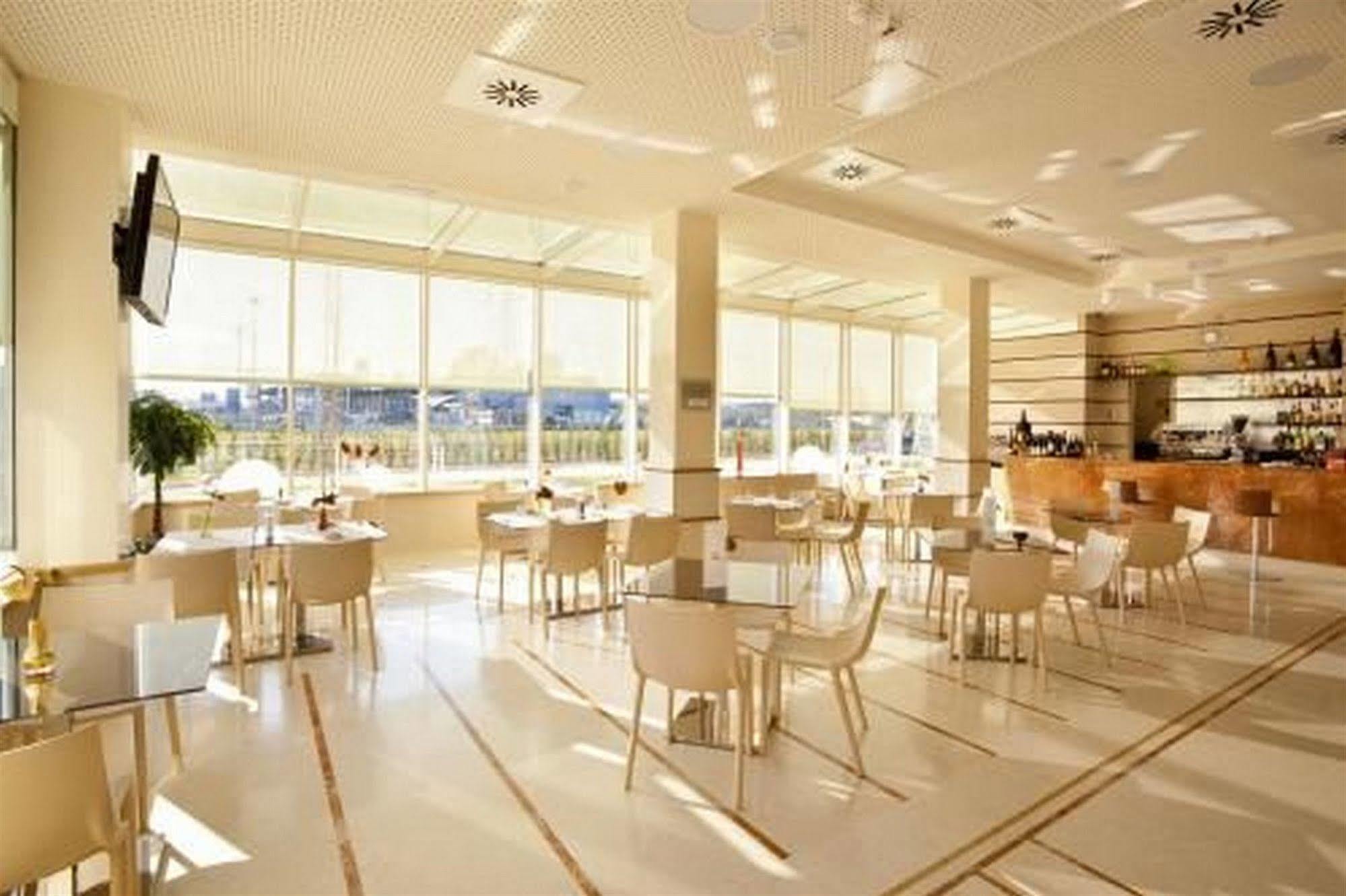Breaking Business Hotel Mosciano SantʼAngelo Esterno foto