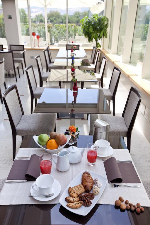 Breaking Business Hotel Mosciano SantʼAngelo Esterno foto