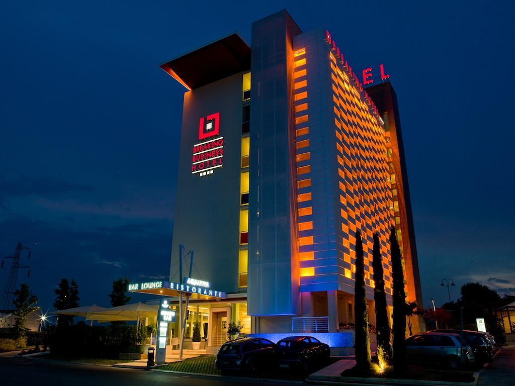 Breaking Business Hotel Mosciano SantʼAngelo Esterno foto