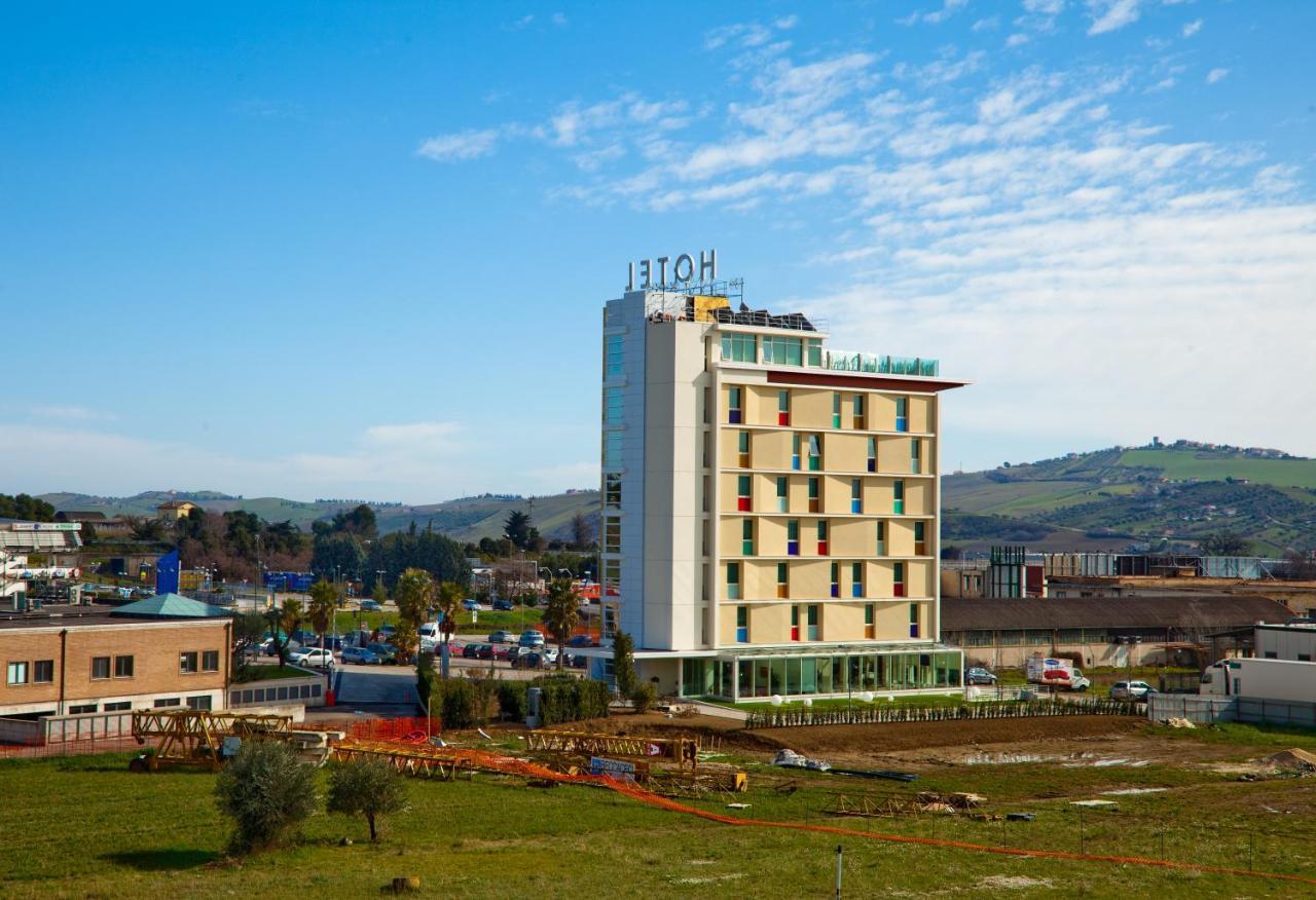 Breaking Business Hotel Mosciano SantʼAngelo Esterno foto