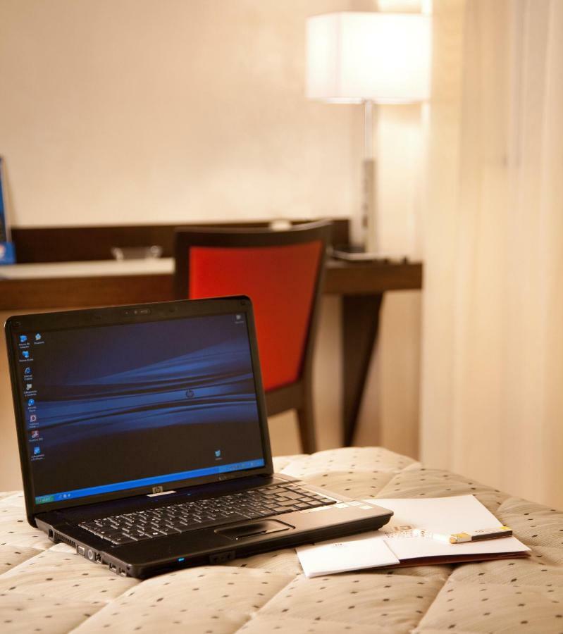Breaking Business Hotel Mosciano SantʼAngelo Esterno foto